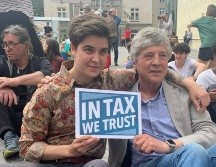 Los millonarios Marlene Engelhorn y Phil White se unieron a una protesta en Davos pidiendo impuestos más altos para los ricos PHIL WHITE