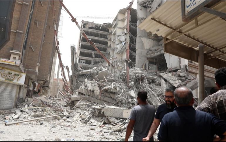 Servicios de rescate de ciudades cercanas se suman a la búsqueda de los estimables ochenta desaparecidos tras el derrumbe del edificio en Irán. EFE/ H. Abdollah Asl