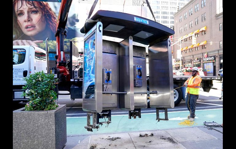 Los teléfonos públicos empezaron a desaparecer del paisaje neoyorquino a principios de los años 2000, víctimas de la telefonía celular y el Internet. AFP/T. Clary