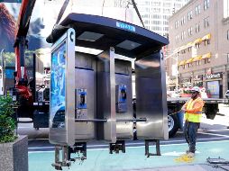 Los teléfonos públicos empezaron a desaparecer del paisaje neoyorquino a principios de los años 2000, víctimas de la telefonía celular y el Internet. AFP/T. Clary