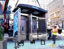 Los teléfonos públicos empezaron a desaparecer del paisaje neoyorquino a principios de los años 2000, víctimas de la telefonía celular y el Internet. AFP/T. Clary