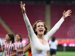 La directora deportiva del Club Guadalajara, Nelly Simón cumplió su palabra y de la mano de Juan Pablo Alfaro y de un grupo de jugadoras en gran nivel, levantó el trofeo de campeonas. IMAGO7