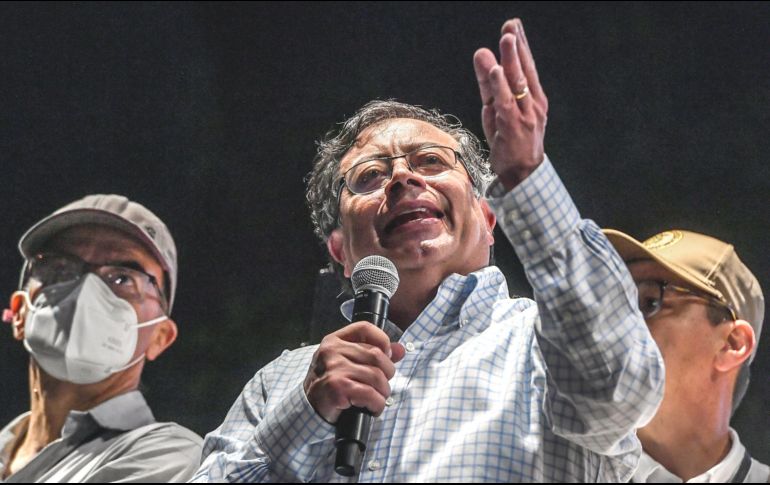 El exrebelde Gustavo Petro llamó a la multitud el domingo en su acto de cierre de campaña a usar bolígrafos en las urnas y no fusiles para llevarlo al poder en Colombia el próximo 29 de mayo en medio de una tensa recta final. AFP/J. Sarmiento