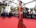 Alicia Vikander se robó las miradas en Cannes 2022 con un vestido color cobre firmado por Louis Vuitton. EFE/ Sebastian Nogier
