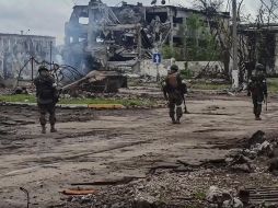 Los cuerpos fueron hallados cuando removían los escombros de un edificio de Mariúpol. EFE/Ministerio de defensa ruso