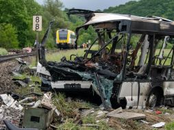 El camión terminó en llamas después de que el tren impactara contra él en el municipio de Blaustein, Alemania. AP/S. Puchner