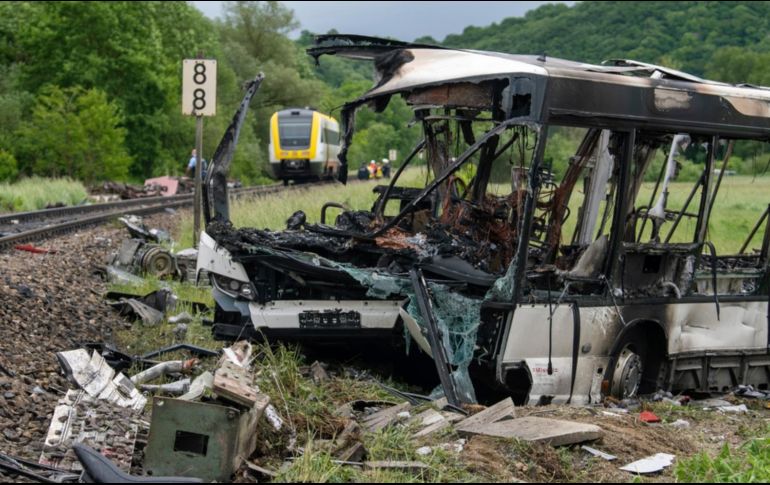 El camión terminó en llamas después de que el tren impactara contra él en el municipio de Blaustein, Alemania. AP/S. Puchner