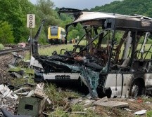 El camión terminó en llamas después de que el tren impactara contra él en el municipio de Blaustein, Alemania. AP/S. Puchner
