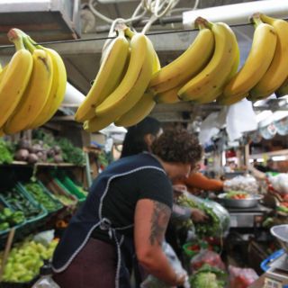 Coneval: Población en pobreza laboral baja un 38.8% pese a inflación