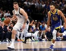 Doncic aportó 30 puntos a la victoria de Dallas, aún así, terminó destacando a sus defensas, que a Curry le permitieron apenas 20. AFP/T. Pennington