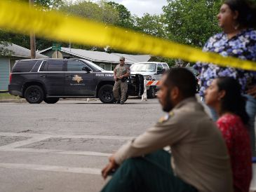 El Departamento de Seguridad Pública de Texas informa a los medios de que 19 niños y un adulto perdieron la vida en el tiroteo, tras ello, el agresor fue acribillado por la policía. AFP / A. Dinner