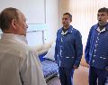 El presidente ruso, Vladímir Putin, también departe con el personal sanitario de la clínica, que se encuentra en el noroeste de Moscú. AFP / Sputnk / M. Metzel