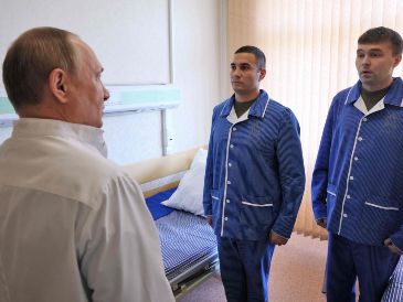 El presidente ruso, Vladímir Putin, también departe con el personal sanitario de la clínica, que se encuentra en el noroeste de Moscú. AFP / Sputnk / M. Metzel