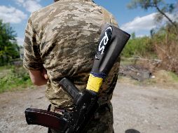 Los habitantes van a pie, en coche o en bicicleta en busca de los camiones cisterna, en esta ciudad situada a pocos kilómetros de los territorios controlados por el ejército ruso. EFE/E. Biba