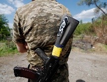 Los habitantes van a pie, en coche o en bicicleta en busca de los camiones cisterna, en esta ciudad situada a pocos kilómetros de los territorios controlados por el ejército ruso. EFE/E. Biba