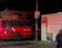 El conductor del autobús quedó en calidad de retenido hasta determinar su responsabilidad en el accidente. ESPECIAL /