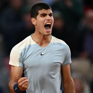 ¡Imparable! Carlos Alcaraz remonta y avanza en Roland Garros