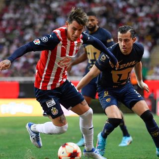 ¿Intercambio? Chivas y Pumas analizan esta opción