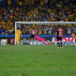Gignac intentó sabotear el penal de Rocha con ayuda de la afición (VIDEO)