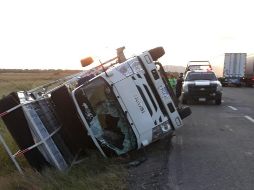 El chofer fue trasladado al hospital, dejando abandonado al tráiler volcado. NTX/ARCHIVO