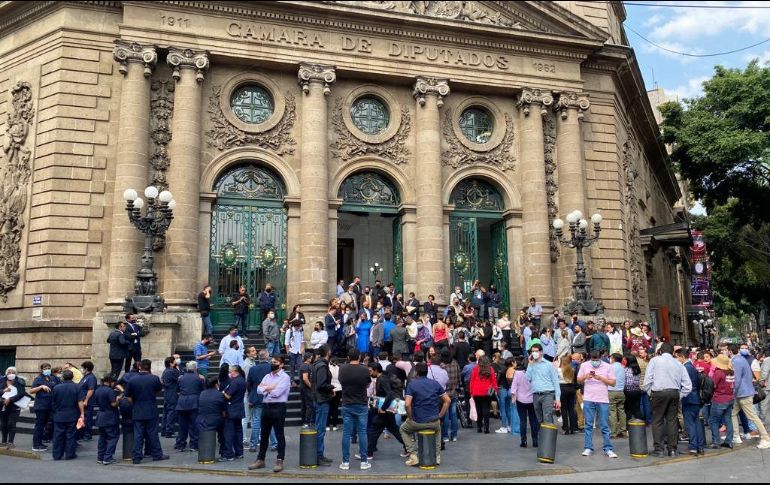 Aunque no sonó la alerta sísmica, decenas de personas salieron de sus oficinas. SUN/V. Rosas