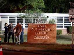 Policías e investigadores continúan trabajando en la escena del tiroteo masivo de este miércoles en la escuela de primaria Roob en Uvalde, Texas. EFE/A. Sprecher