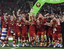 Cánticos contra la Lazio, ovaciones a José Mourinho, playeras de Francesco Totti, Daniele De Rossi, se escuchaban y veían por doquier. La ciudad no durmió, todo fue una fiesta. AFP/G. SHKULLAKU