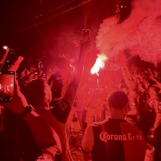 ¡Entregados! La Fiel apoya al Atlas con serenata