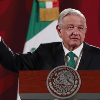 López Obrador critica reportajes de Loret de Mola sobre médicos cubanos