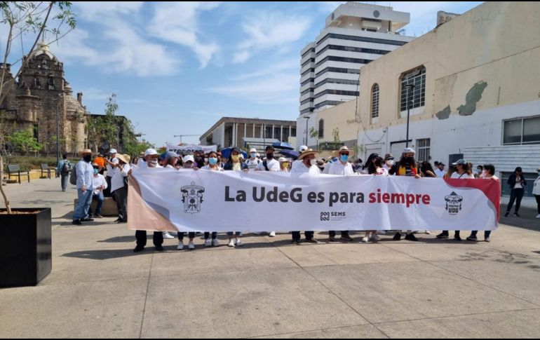 Camiones que trasladan a alumnos de la UdeG ya se dirigen hacia el centro de Guadalajara. EL INFORMADOR / Y. Mora