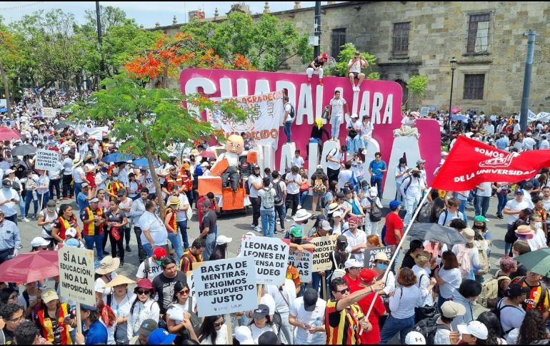 La llamada megamarcha de la UdeG salió de cinco puntos de la ciudad, en los que estaban contemplados los estudiantes de los centros foráneos. EL INFORMADOR / A. Camacho