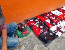 Entre las jerseys que ofrece Vicente García hay algunos modelos bastante buscados por la afición rojinegra. EL INFORMADOR/D. REOS