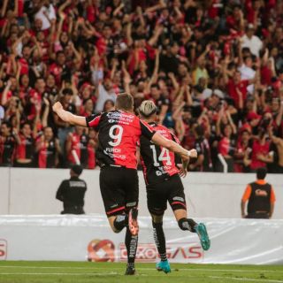 Atlas toma ventaja en el primer tiempo