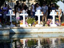 Personas acuden a un memorial instalado en honor a las víctimas del tiroteo en Texas. XINHUA/W. Xiaoling