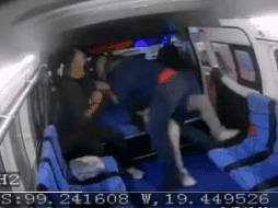 Pasajeros de combi somenten asaltante en Naucalpan, Estado de México. ESPECIAL