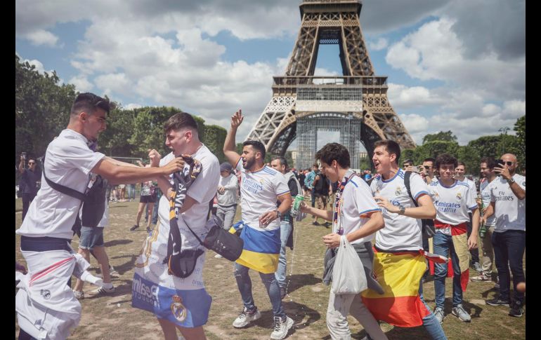 Aficionados del Real Madrid, antes de la final en el Stade de France en Saint-Denis. EFE / J. Martin