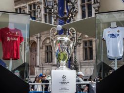 Aficionados celebran en las inmediaciones de la Torre Eiffel en París este sábado, antes de la final de la Champions entre el Liverpool y el Real Madrid. EFE / C. P. Tesson