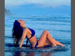 Maribel Guardia luce un bikini color blanco mientras camina a la orilla de la playa. INSTAGRAM / maribelguardia