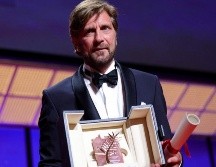 Un emocionado Ruben Ostlund resultó ganador de uno de los máximos premios otorgados en el mundo del cine. AFP/V. Hache