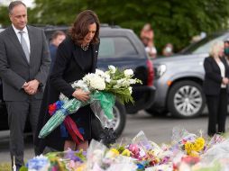 Kamala Harris deja un ramo de flores en el memorial dedicado a las víctimas de un tiroteo en un supermercado de Búfalo. AFP/G. Robins
