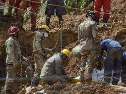 Bomberos trabajan en el área de un deslizamiento de tierra provocado por fuertes lluvias en el barrio Córrego do Jenipapo de la ciudad de Recife. EFE/G. Paparazzi