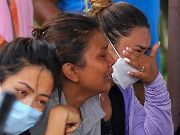 Familiares de los pasajeros esperan noticias del avión que desapareció del radar. AFP / Y. Gurung