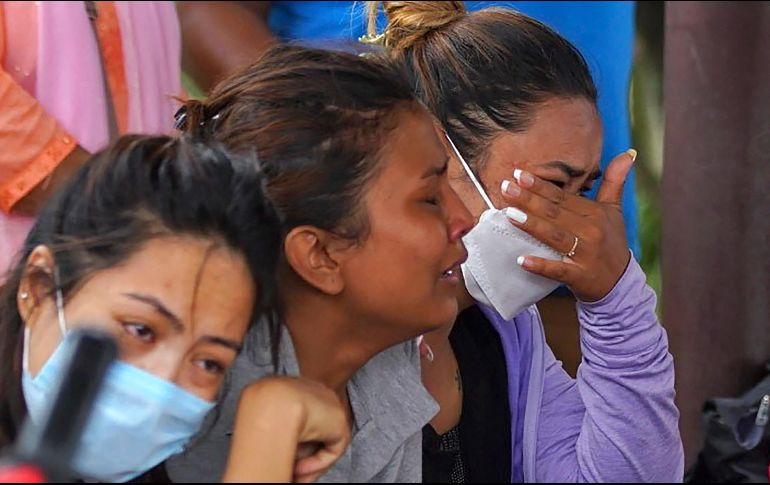 Familiares de los pasajeros esperan noticias del avión que desapareció del radar. AFP / Y. Gurung