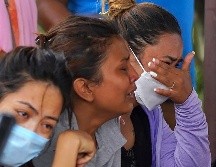 Familiares de los pasajeros esperan noticias del avión que desapareció del radar. AFP / Y. Gurung