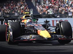 Loa corredores decidieron bajarse de sus monoplazas y esperar que la lluvia termine; “Checo” Pérez arrancará en tercer puesto. EFE / ARCHIVO