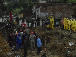 Bomberos, soldados del ejército y voluntarios trabajan en el área de un deslizamiento de tierra provocado por fuertes lluvias hoy, en el barrio Jardim Monteverde de la ciudad de Jaboatão dos Guararapes. EFE / Paparazzi