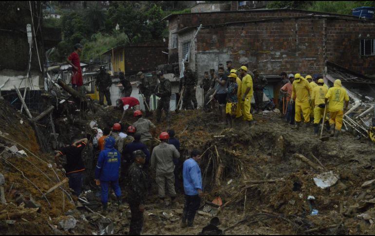 Bomberos, soldados del ejército y voluntarios trabajan en el área de un deslizamiento de tierra provocado por fuertes lluvias hoy, en el barrio Jardim Monteverde de la ciudad de Jaboatão dos Guararapes. EFE / Paparazzi