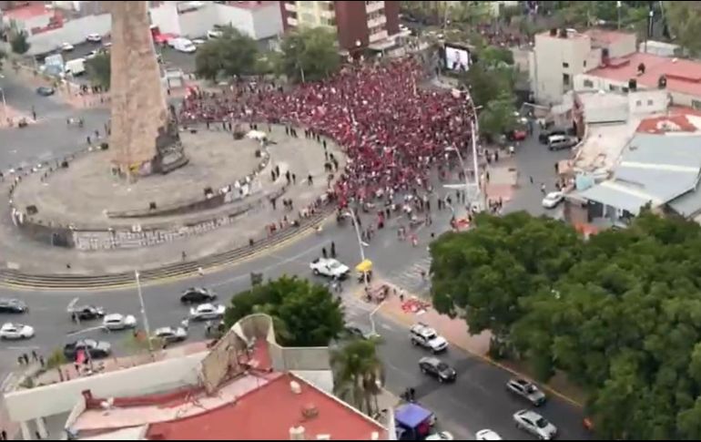 En la Glorieta de los Niños Héroes hay más de tres mil aficionados reunidos para ver la final entre Atlas y Pachuca. ESPECIAL
