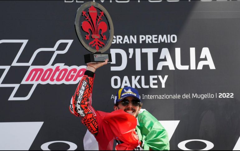 Bagnaia puso la guinda a un fabuloso fin de semana de Ducati en el que Fabio Di Giannantonio (Gresini Racing MotoGP™) y Marco Bezzecchi (Mooney VR46 Racing Team) ya habían hecho historia con un doblete rookie en la 'qualy' AP/ A. Calanni