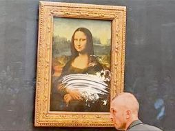 Embarrada de betún, pero afortunadamente intacta por la protección de un cristal, así quedó la Monna lisa . ESPECIAL